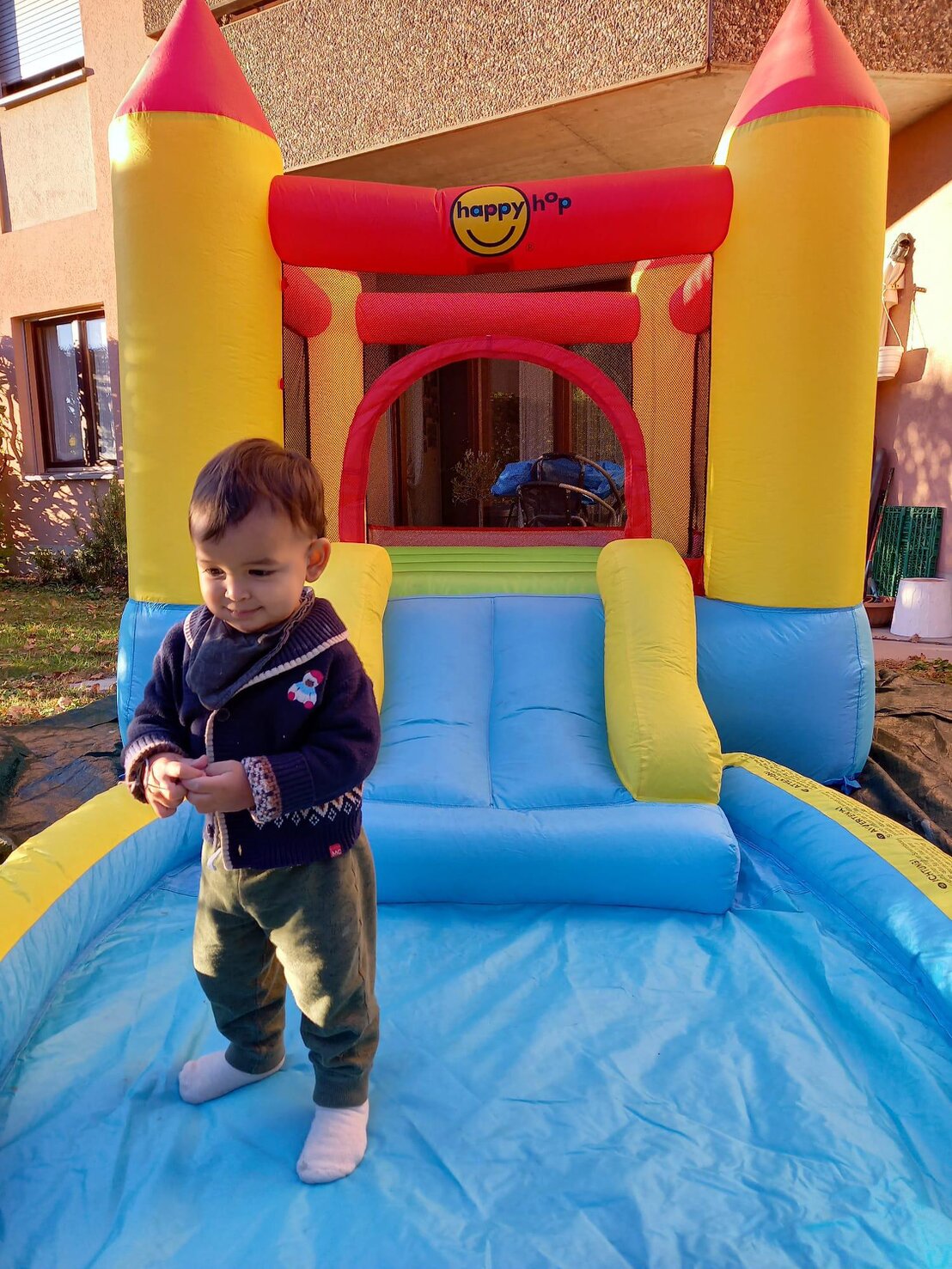 Castello gonfiabile colorato in giardino