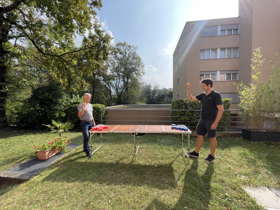 Castello gonfiabile colorato in giardino